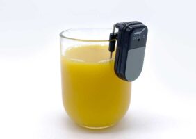 Uccello Liquid Level Indicator on the lip of a glass of orange juice