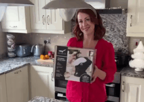 Ciara Turley (the Tummy Fairy) Wraps a Uccello Kettle for her Grandfather this Christmas